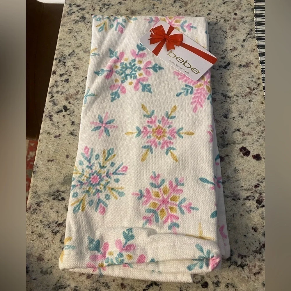 NWT BEBE HOLIDAY MULTICOLORED SNOWFLAKE 2 PACK KITCHEN TOWELS